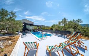 - une piscine avec des chaises longues et une piscine dans l'établissement Holiday home Edi by Villas Guide, à Otočić Ošjak