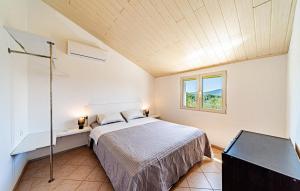 une chambre avec un lit et une fenêtre dans l'établissement Holiday home Edi by Villas Guide, à Otočić Ošjak 27 autres photos
