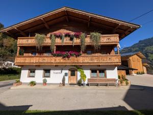 Nespecifikovaný výhled na hory nebo výhled na hory při pohledu z farmy