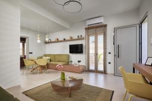 a living room with a couch and a table at Cityloft Avenue in Mastambás