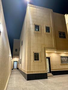 a large building with windows on the side of it at فيلا راحتي بدخول ذاتي in Unayzah