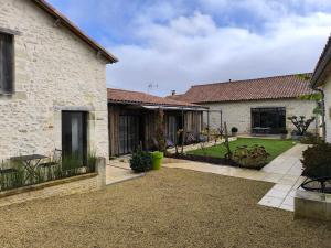 Un jardín fuera de "Belle An Pierre" chambres d hôtes & spa à 15 minutes du Futuroscope, 3 minutes du lac de St Cyr et du Golf du haut Poitou