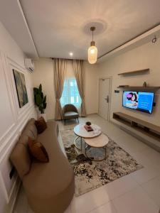 Μια τηλεόραση ή/και κέντρο ψυχαγωγίας στο Sweet Homes Apartment