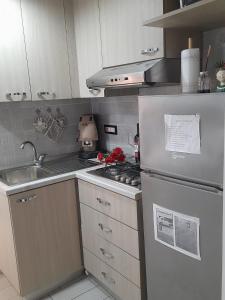 ナポリにあるLa Dimora Di Brunaの冷蔵庫とコンロ付きのキッチン トップオーブン