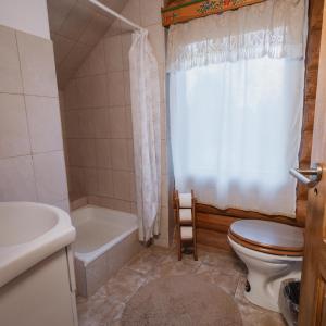 Koupelna v ubytování Casa de sub Sipote + 15 fotografií