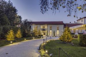 una casa con luces navideñas al lado de la entrada para vehículos en Rambaldi Apartments Casa nr 7, en Bardolino