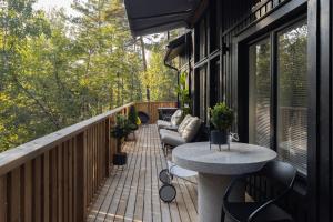a patio with a table and chairs on a balcony at Villa MiaEmilia B in Espoo