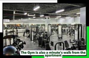 Ein Fitnessstudio mit einem Haufen Ausrüstung darin. in der Unterkunft Tsavo Royal Suburb - blossom homes in Nairobi