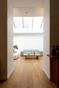 una sala de estar con un sofá y una mesa en Hôtel Porte Mars - Reims Gare Centre Arena, en Reims