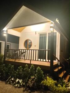 une petite maison avec un balcon la nuit dans l'établissement The white resort & restaurant koh yao yai, à Ban Khlong Hia