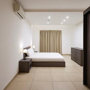 Ένα ή περισσότερα κρεβάτια σε δωμάτιο στο Exclusive Waterfront Apartment with Stunning Views SV 9