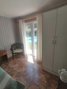 比尔切斯Hoteles Asociados de Vilches Alto的一间卧室，里面有一张床和一扇推拉玻璃门