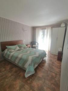 比尔切斯Hoteles Asociados de Vilches Alto的一间卧室配有一张带绿色和白色棉被的床