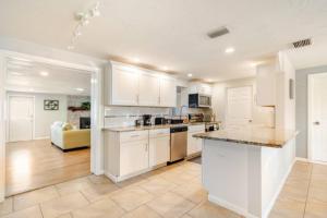 Η κουζίνα ή μικρή κουζίνα στο Your Sunny Sarasota Retreat 2