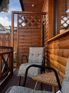 une terrasse couverte avec une chaise et une table dans l'établissement Odlotowe noclegi, à Chełmno