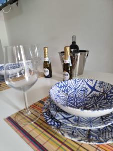 einen Tisch mit zwei Weingläsern und einem Teller in der Unterkunft La casa di Caterina in Avetrana