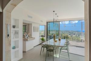 eine Küche und ein Esszimmer mit Tisch und Stühlen in der Unterkunft Villa With Pool In The Heart Of French Riviera in Valbonne