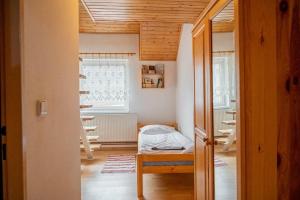 une petite pièce avec un lit et une fenêtre dans l'établissement Chata Dolinka Gápel, à Valaská Belá