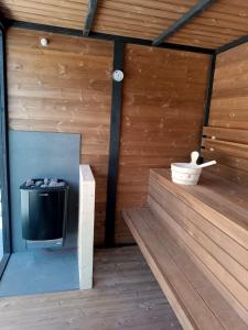 une pièce avec une petite télévision sur un parquet dans l'établissement Chata Dolinka Gápel, à Valaská Belá