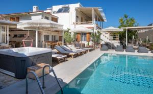 a villa with a swimming pool and a house at Villa Arancia in Pigi