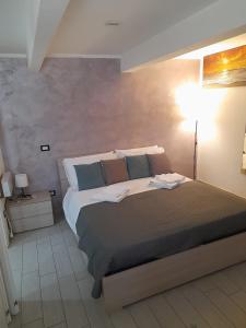 ナポリにあるLa Dimora Di Brunaのベッドルーム(大型ベッド1台、ランプ付)