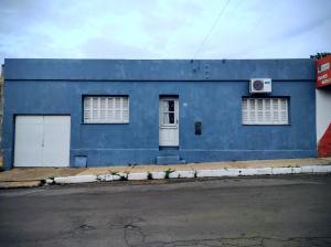a blue building on the side of a street at Posada Dale Dale in São Gabriel