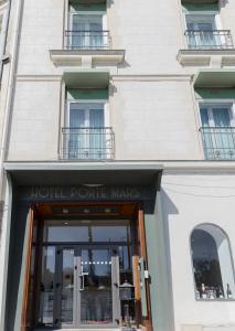 Un escaparate de un hotel frente a un edificio. en Hôtel Porte Mars - Reims Gare Centre Arena, en Reims