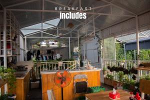 Restaurace v ubytování Lazy Cat Homestay - Motorbikes Rental & Tours