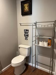 瓦尔多斯塔Stylish 1BR 2 Beds Near VSU SGMC Wild Adveture的一间带卫生间和架子的浴室 更多53张照片