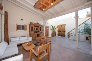 a living room with a couch and chairs and a table at Villa Arancia in Pigi