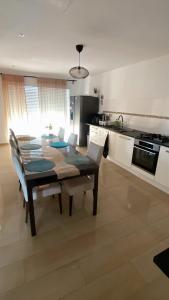 Un comedor con una mesa y una cocina. en La Maison des coeurs, en Vacqueyras