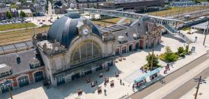 eine Draufsicht auf ein Gebäude mit einem Bahnhof in der Unterkunft Studio Le Cesson sous les toits - Proche gare in Saint-Brieuc