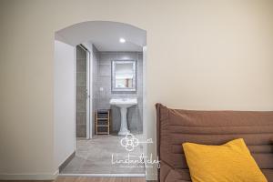 a bathroom with a sink and a sink at Évasion Privée au Mans - Gîte Champêtre & Équestre in Guémardières +59 photos