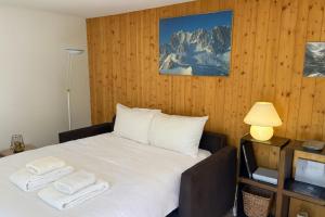 Ένα ή περισσότερα κρεβάτια σε δωμάτιο στο Magical balcony on the Alps cozy alpine charm