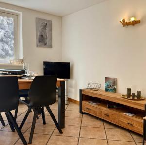 Μια τηλεόραση ή/και κέντρο ψυχαγωγίας στο Magical balcony on the Alps cozy alpine charm +10 φωτογραφίες