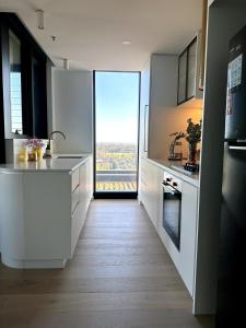 Η κουζίνα ή μικρή κουζίνα στο Modern 2BR Apartment in Box Hill