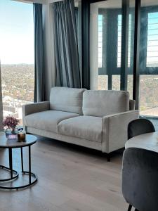 Χώρος καθιστικού στο Modern 2BR Apartment in Box Hill