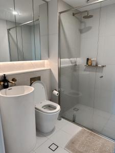 Ένα μπάνιο στο Modern 2BR Apartment in Box Hill