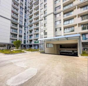 un aparcamiento vacío frente a un gran edificio en City homes, en Nairobi