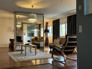 a living room with a couch and a table at Vanhan paloaseman loft -asunto in Sievi