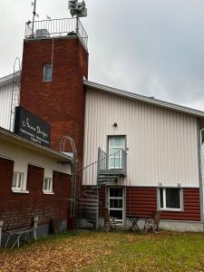 a building with a clock tower on top of it at Vanhan paloaseman loft -asunto in Sievi