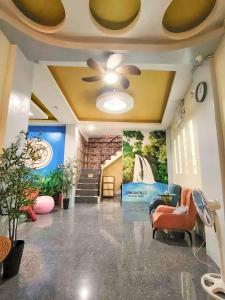 un soggiorno con ventilatore a soffitto e divano di Maya Suites Badian powered by Cocotel a Badian Altre 13 foto