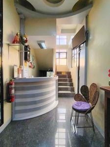 una hall con bancone, sedie e scale di Maya Suites Badian powered by Cocotel a Badian