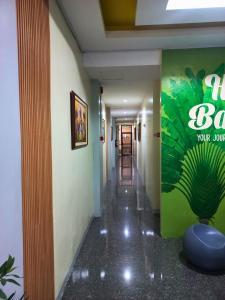 un corridoio in un edificio con corridoio di Maya Suites Badian powered by Cocotel a Badian