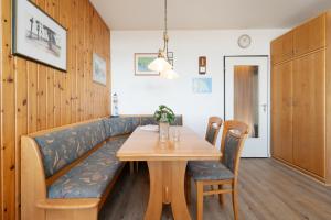 a living room with a table and a couch at Strandhaferweg 7 Möwenoase in Burgtiefe auf Fehmarn 