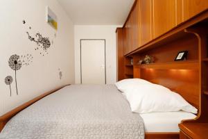 a bedroom with a bed with a wooden headboard at Strandhaferweg 7 Möwenoase in Burgtiefe auf Fehmarn 