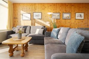 a living room with a couch and a table at Strandhaferweg 7 Möwenoase in Burgtiefe auf Fehmarn 