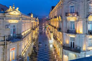 widok ulicy nocą z pomiędzy dwóch budynków w obiekcie Salam Baku Hotel (SBH) w mieście Baku