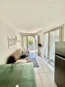 a living room with a couch and a table at Casa Imelde al lago in Onno