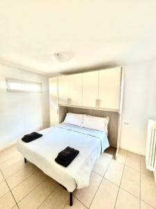 a bedroom with a large bed with white cabinets at Casa Imelde al lago in Onno